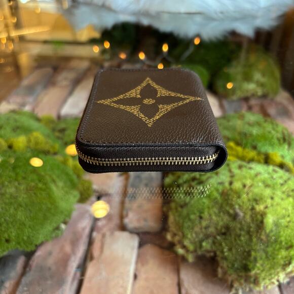 LOUIS VUITTON Reverse Monogram Zippy Coin Wallet - Picture 6 of 13
